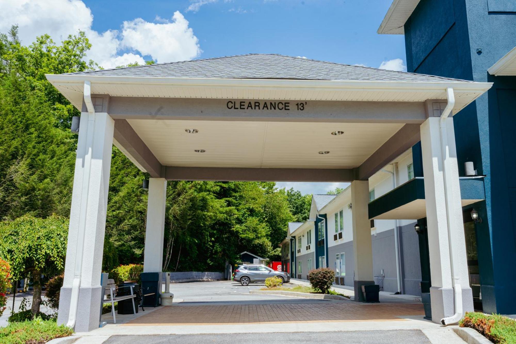 Отель Clarion Pointe-Dillard Near Blue Ridge Mountains Экстерьер фото