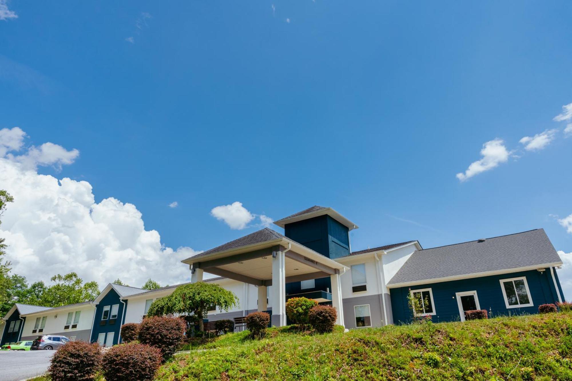 Отель Clarion Pointe-Dillard Near Blue Ridge Mountains Экстерьер фото
